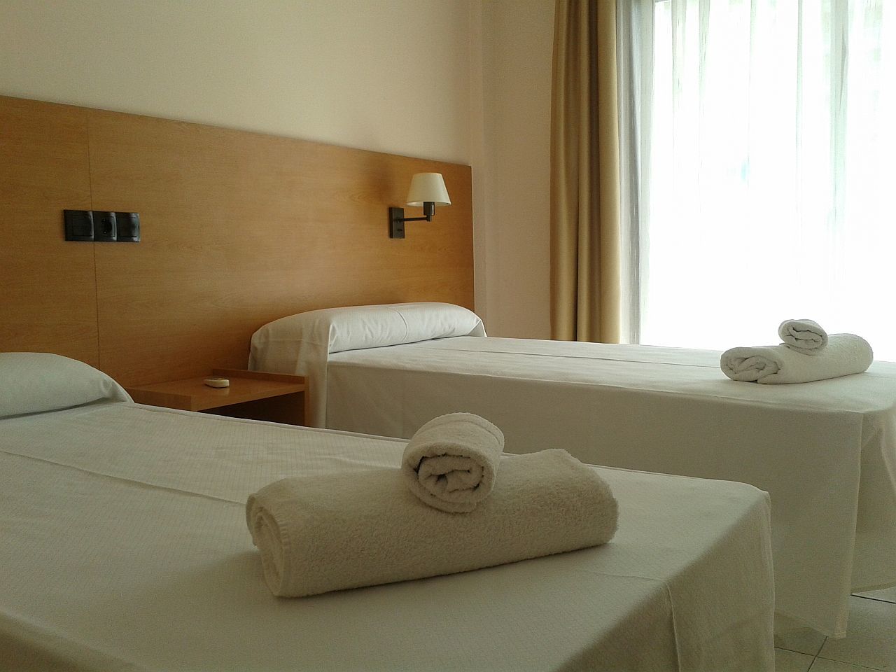 Bay Hotel Roses Bagian luar foto