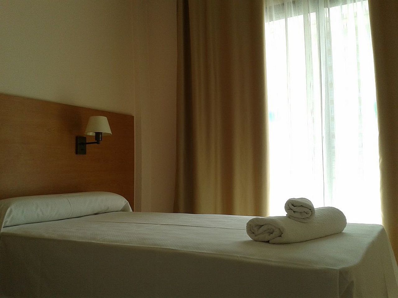 Bay Hotel Roses Bagian luar foto
