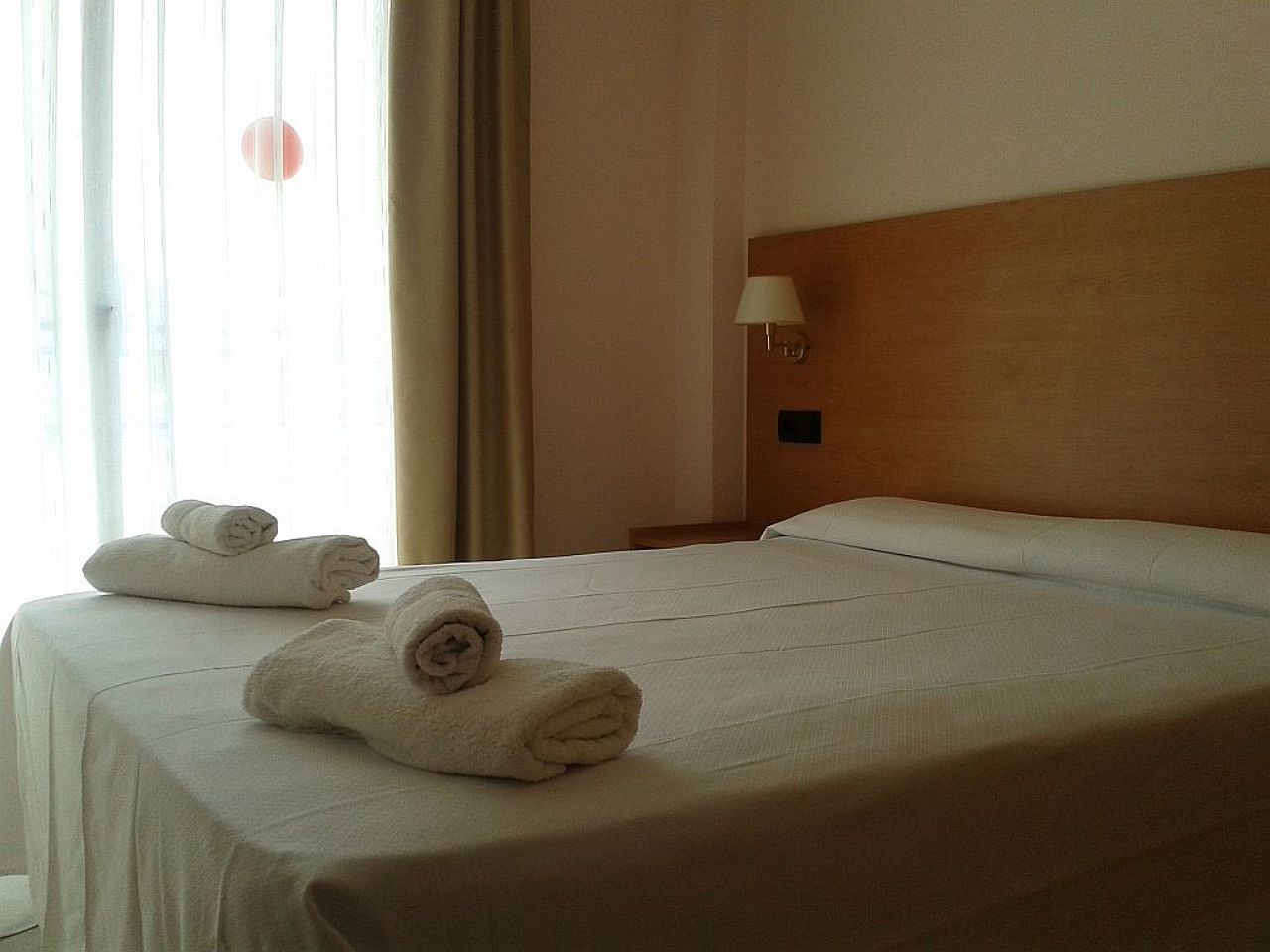 Bay Hotel Roses Bagian luar foto